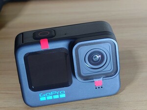 GoPro 11ヒーロー BLACK 64Gメモリキット、社外品電池２個、社外品充電器、サイドドアなど、社外品アクセサリー多数付属、ほぼ未使用