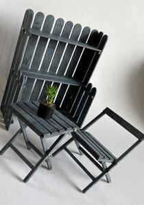 【ミニチュア】プランタースタンドと折りたたみ可能な椅子と机、観葉植物