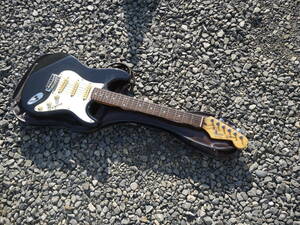 【3Dec27 O】Squier by Fender スクワイア ストラトキャスター エレキギター シリアルNo.E912508 黒系★ジャンク扱い