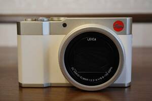 【中古美品】LEICA ライカ C-LUX（ライトゴールド）【レザー製ハンドストラップ、木製ハンドグリップ付き】【保証残あり】