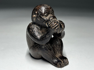 【瑞】時代　黒石　黒玉　細工彫刻　桃を食べる猿　根付　高４．８cm　重さ：５５ｇ