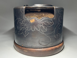 【瑞】銅製　菊紋彫刻　透かし火鉢　手あぶり　高：１８．５ｃｍ