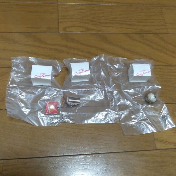 コージーコーナーミニチュアチャーム ガチャガチャ ジャンボシュークリームと渋栗モンブランとチョコレートケーキ