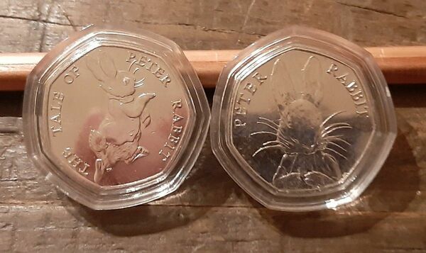 2種類 ピーター ラビット と エリザベス女王 本物英国 50ペンスコインイギリス コイン ビアトリクス・ポター ピーターラビット