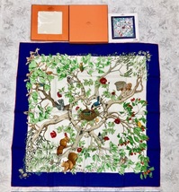 C538 美品 HERMES エルメス カレ90 AU COEUR DES BOIS 森の中で スカーフ シルク100% ブルー 大判 保存箱付き_画像1