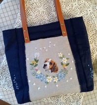 ハンドメイド♪手刺繍　犬と花のトートバッグ　ビーグル　子犬　リネン１００％　持ち手本革　_画像2