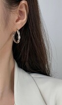 ☆ 両耳用 ねじる ピアス ☆ ジュエリー フープピアス 耳飾り スタッド イヤリング レディース アクセサリー 銀 z3_画像4