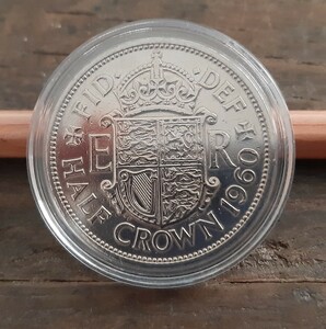 硬貨 イギリス 1960年 ハーフクラウン 英国コイン 美品です 本物エリザベス女王 32mm 14g コインカプセル付き