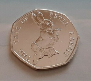 本物 イギリスのコイン ビアトリクス・ポター ピーターラビット英国 50ペンス エリザベス女王The Tale of Peter Rabbit by Beatrix Potter.