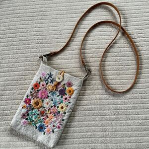 ポシェット　スマホケース☆麻綿ワッシャー生地　ベージュ　たくさんの花の手刺繍☆ハンドメイド