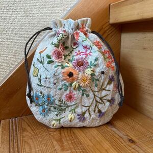 巾着ポーチ☆麻綿ワッシャー地　ベージュ　たくさんの花の手刺繍☆ハンドメイド 