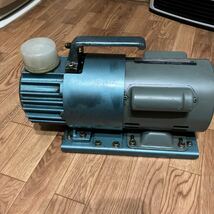 TOSHIBA 東芝 VACUUM PUMP バキュームポンプ GS-100Z 真空ポンプ 通電確認済み 動作未確認 中古 ジャンク品_画像5