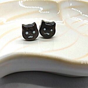 小さな黒ねこピアス レジン製 ハンドメイド