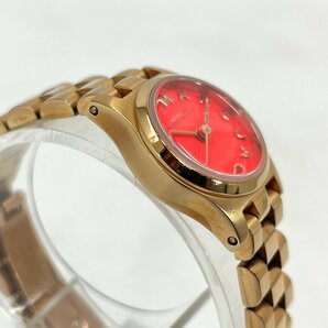 6000-60【 マークバイマークジェイコブス 】 稼動品 良品 QZ 電池式 MBM3311 赤文字盤 ラウンド レディース腕時計の画像4