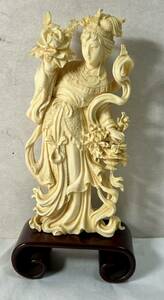 ◆中国美術 牙 マンモス 天然素材 象牙風 繊細彫刻 美人像 薔薇を持つ美少女像 美人像 少女像 木製台座◆