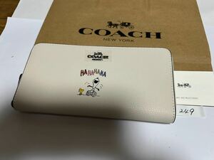 249 新品未使用 COACH コーチ 長財布 スヌーピー コラボ ラウンドファスナー アウトレット F16122