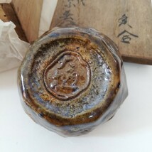 希少 大樋焼 八代大樋長左衛門 (宗春) 作 「飴釉牛香合」直径5.8cm×H4cm 共箱 [飴釉 茶道具 香合 香道具 以玄斎 表千家 能斎居士 骨董]_画像9