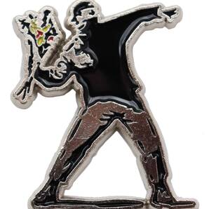 ピンバッジ バンクシー 花束を投げる男 正体不明のアーティストの絵をデザインしたピンズ Love Is In The Air(愛は空中に)