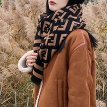 韓国ファッション　新品 ロゴ FF 黒　ブラウン ショール スカーフ マフラー ストール もふもふ　カシミヤタッチ　レディース　暖かい_画像7