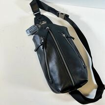 1円〜 【極美品】 COACH コーチ トンプソン ボディバッグ ショルダーバッグ レザー PVC 黒 ブラック チャーム メンズ 斜め掛けかばん_画像2