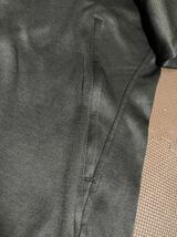美品adidas黒、ロゴ黒ライン白３本ウォーマーストレッチパーカー　サイズXO_画像2