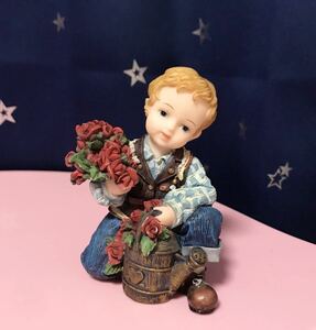 陶器 男の子 薔薇 花束 フィギュリン 少年 ヴィンテージ