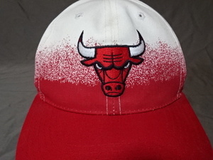 激レア USA購入 ビンテージもの？ NBAバスケットボール シカゴ ブルズ 【CHICAGO BULLS】 ロゴ刺繍入り キャップ 中古品