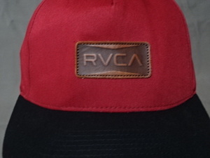 激レア USA購入 人気サーフ系ブランド ルーカ【RVCA】 シンプルデザイン ロゴマーク付 キャップ エンジ x ブラック 中古良品