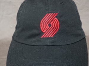 激レア マニア必見!!! NBAトレイルブレイザーズ【Portland TrailBlazers】スタジアム ネームスポンサー【MODA】ロゴ刺繍入りCAP 中古良品