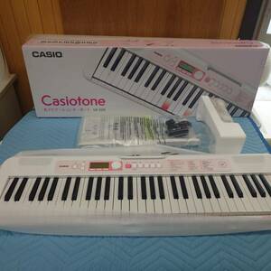 未使用 カシオ(CASIO)光ナビゲーション電子キーボード LK-320(ホワイト) 61鍵盤 保証付