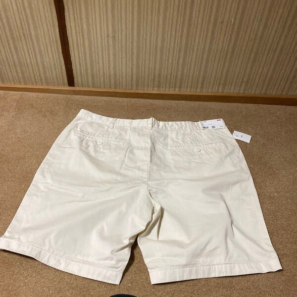 ユニクロメンズチノショーツハーフパンツ新品未使用 オフホワイト色ウエスト100〜108センチ