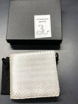 HB8823　二つ折り財布 　財布　レザー パイソン　ヘビ革　シルバー　　専用袋　箱付き 未使用品_画像1