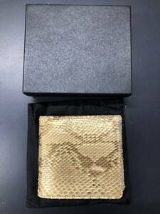 HB8940　二つ折り財布 　財布　レザー パイソン　ヘビ革　ゴールド　　専用袋　箱付き 未使用品