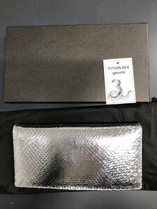 HB9139　　長財布 かぶせ　財布　レザー パイソン　シルバー　ヘビ革　専用袋　箱付き 未使用品