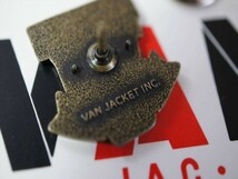  ★送料無料!! VAN JAC ヴァンヂャケット70th ANNIVERSARY レタードワッペンタイプ ピンバッジ/真鍮 ブロンズ 仕上げ★_画像4