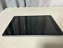 M1412 AU ipad 9.7インチ A1954 2018 wifi+cellularモデル　32GB 部品取り バッテリー88％ ○　全国送料無料_画像3