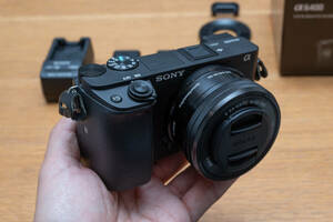 中古美品 SONYα6400 パワーズームレンズキットILCE-6400L/B （ブラック） シャッター数5737回　＋予備バッテリー＆チャージャー ACC-TRW