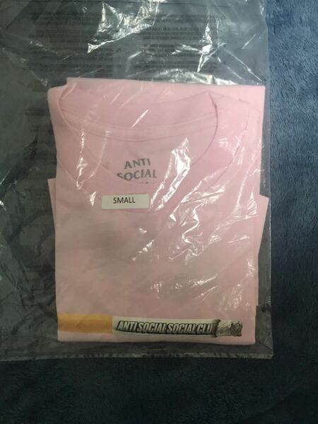 【送料無料】サイズS　新品正規 ANTI SOCIAL SOCIAL CLUB Club Cigz Pink Tee 　Tシャツ