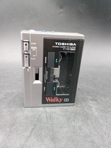 〇 東芝 ステレオカセットプレーヤーWalky.VS KT-VS2 通電不可品 /チューナーパック ・ヘッドホン・ホルダー・取説付き _画像2