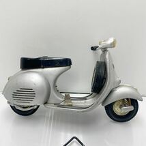 H2-1-121815 ベスパvespa 1/6 50周年　ダイキャストモデル ミニカー シルバー フィギュア　バイク　自動車_画像2