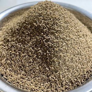 オキアミ粉もサナギ粉も両方配合されている『ハイブリッドらんちゅうクランブル』1㎜ 1kg入り 嗜好性が大幅にUP 高タンパク餌