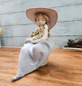 LLADRO リヤドロ 花の香りに包まれて #5862 陶器人形 フィギュリン 少女 花 置物 インテリア オブジェ