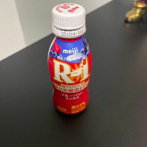 R1飲むヨーグルトブルーベリーミックスのボトル