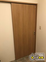 【福岡】☆特売☆大阪引取可能/枠付 室内トイレ吊戸 右勝手 間仕切り錠 明かり窓あり/上レール/モデルルーム設置使用品【NRK53】_画像4