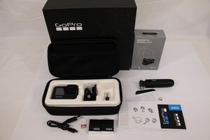 099 k1182 美品 GoPro HERO11 Black アクションカメラ 純正バッテリー2個 アクセサリーキット 付属品付き