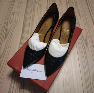 Новый Ferragamo Susi Pumps Crocodile Express Black Heel 24 см. Пять Heel 7 см. Заостренная 6 половина