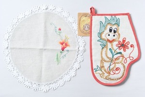 ●リネン　刺繍　ドラゴンの鍋つかみ　花の刺繍のドイリー　東欧土産