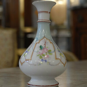 【絵になるフランス製 花瓶B】一輪挿し 手書き花文様 ピンク水色金 イスラーム装飾 モスク 白磁器