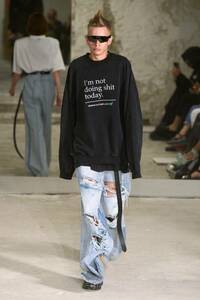 美品ヴェトモン VETEMENTS２０２３年春夏デストロイバギーパンツW30ルック５ワイドデニムジーンズUE63PA300L