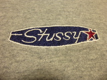 美品 オーストラリア製 Stussy ステューシー 長袖Ｔシャツ Heather Grey (杢グレー) サイズM 左胸にロゴをサーフボード形にししゅう _画像2